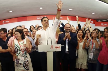 Como resultado tanto de la propia evolución de sus planteamientos ideológicos, como de un largo proceso de reflexión teórica, el principal candidato de la oposición cambió su antigua proclama, “no es no”, por el “sí es sí”. Arrasó entre las multitudes. Se prevé, por tanto, un enfrentamiento en breve entre este insigne político y el gran timonel de la nave patria, aquel que en su día nos iluminara con su máxima “un vaso es un vaso y un plato es un plato”. Alta política.