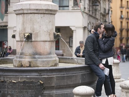 Una pareja de turistas se besa en la fuente del torico en Teruel, hoy, d&iacute;a de San Valent&iacute;n.