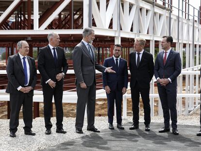 El rey Felipe VI conversa con el presidente de Seat, Wayne Griffiths, ante la presencia del president de la Generalitat, Pere Aragonès, este viernes en Martorell.