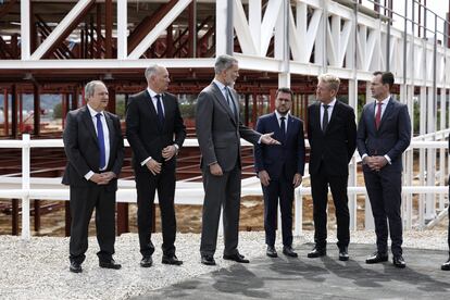 El rey Felipe VI conversa con el presidente de Seat, Wayne Griffiths, ante la presencia del president de la Generalitat, Pere Aragonès, este viernes en Martorell.