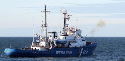 Disparos de aviso de un buque de la armada rusa en una imagen tomada ayer desde el 'Arctic Sunrise' en aguas del Ártico.