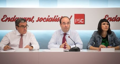 Miquel Iceta, en el centro, con Núria Parlon y Àngel Ros.