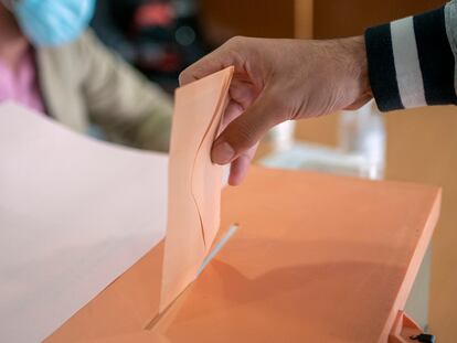 Votaciones en un centro cultural de Madrid, el pasado 4 de mayo.