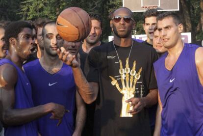 Kobe Bryant, juega con un balón durante un acto promocional en Milán, Italia, el día 28 de septiembre de 2011