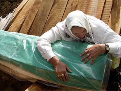 Una mujer llora sobre el féretro de una de las víctimas de la matanza de Srebrenica durante el funeral de ayer.
/ EPA
