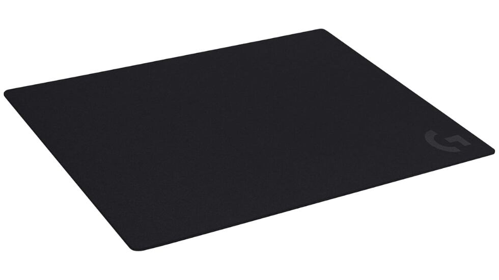 La alfombrilla posee una base que evita el deslizamiento para una mejor experiencia de juego.