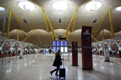 Vista del interior de la terminal T4 del aeropuerto de Barajas.
