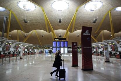 Vista del interior de la terminal T4 del aeropuerto de Barajas. 