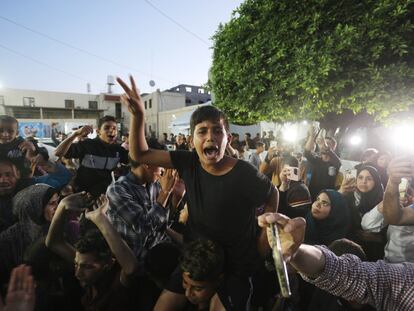 Ciudadanos palestinos se congregan en Gaza para celebrar que Hamás haya aceptado una propuesta de alto el fuego de Qatar y Egipto este lunes.
