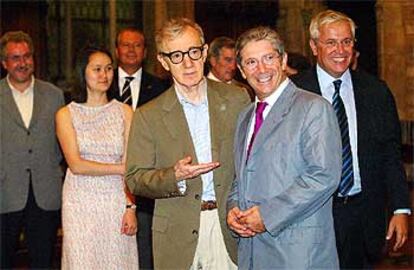 Woody Allen, junto al actor Joan Pera, su <b><i>voz</b></i> en el cine, en castellano y catalán. Detrás, la esposa del cineasta, Soon-Yi, y el alcalde, Joan Clos.