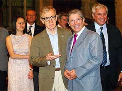 Woody Allen, junto al actor Joan Pera, su <b><i>voz</b></i> en el cine, en castellano y catalán. Detrás, la esposa del cineasta, Soon-Yi, y el alcalde, Joan Clos.