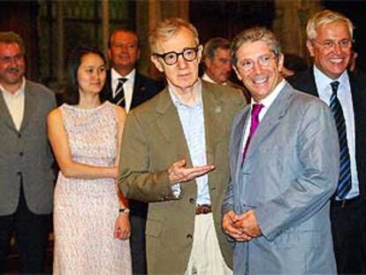 Woody Allen, junto al actor Joan Pera, su <b><i>voz</b></i> en el cine, en castellano y catalán. Detrás, la esposa del cineasta, Soon-Yi, y el alcalde, Joan Clos.