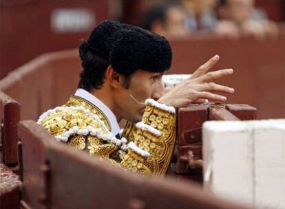 El diestro Fernando Cruz, ayer en el burladero de Las Ventas.