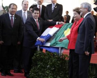 El presidente paraguayo, Horacio Cartes (c), y su homóloga brasileña, Dilma Rouseff (2d), participan en la inauguración de la línea de transmisión eléctrica entre la hidroeléctrica binacional de Itaipú y Asunción, obra que costó 320 millones de dólares, en la localidad de Hernandarias, a 360 kilómetros de Asunción.