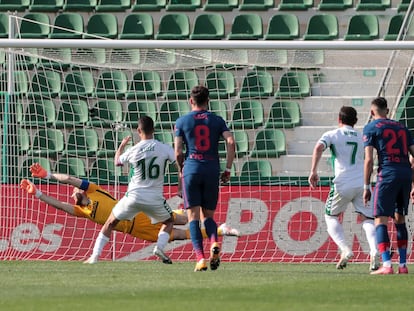 Fidel falla el penalti ante el Atlético este sábado en el Martínez Valero.