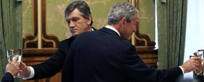Bush, de espaldas, brinda con miembros del Gobierno ucranio delante de Yúschenko.
