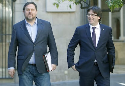 Oriol Junqueras (i) y Carles Puigdemont este martes en la Generalitat.  