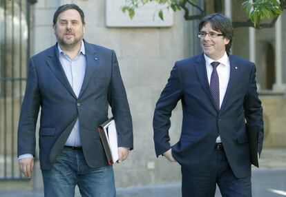 Oriol Junqueras (i) y Carles Puigdemont este martes en la Generalitat.