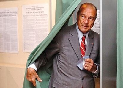 El presidente Jacques Chirac, a punto de votar en su colegio electoral de Sarran, en el sur de Francia.