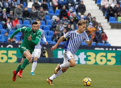 Canales controla el balón ante Rico.