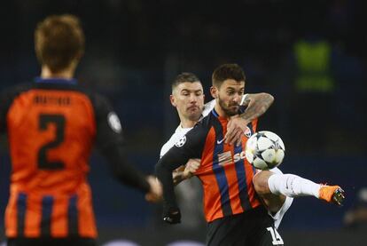 Ferreyra protege el bal&oacute;n ante Kolarov.