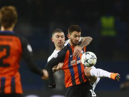 Ferreyra protege el bal&oacute;n ante Kolarov.