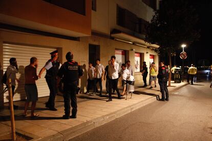 El segundo ataque terrorista se ha producido sobre la 1.15 de la madrugada cuando una patrulla de los mossos ha dado el alto a un turismo cerca del Club Naútico de Cambrils. En la imagen, un grupo de vecinos abandonan la zona del atentado.