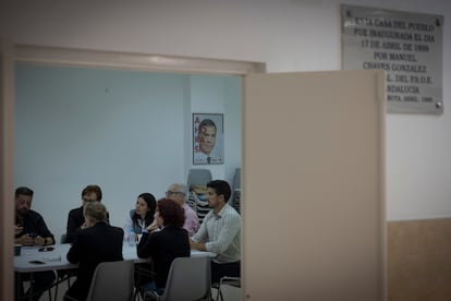 Afiliados del PSOE en la Casa del Pueblo de Rota (Cádiz), este jueves.