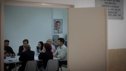 Afiliados del PSOE en la Casa del Pueblo de Rota (Cádiz), este jueves.