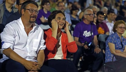 Xavier Domènech y Ada Colau, en un mitin en la campaña electoral del 26-J.