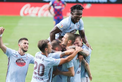 Los jugadores del Celta de Vigo celebran el primer gol del equipo.