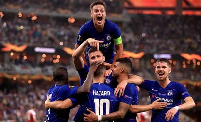Los jugadores del Chelsea celebran el tercer gol del partido, el primero de Hazard.