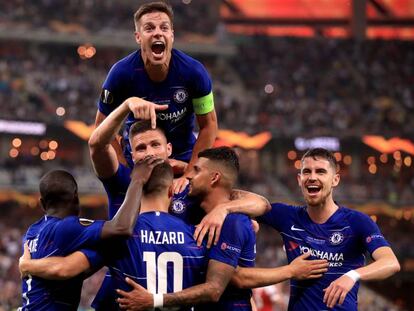 Los jugadores del Chelsea celebran el tercer gol del partido, el primero de Hazard.