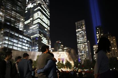 Una pareja se abraza durante el homenaje a las víctimas, en Nueva York (Estados Unidos).