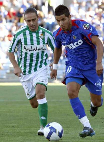 Albín controla el balón ante la presión de Sergio García
