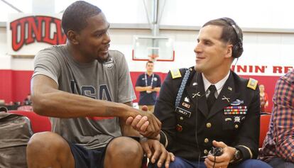 Scott Smiley con Kevin Durant, el 21 de julio en Las Vegas.