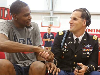 Scott Smiley con Kevin Durant, el 21 de julio en Las Vegas.