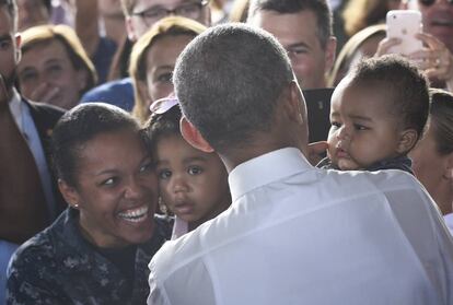 Obama greets families living in Rota.
