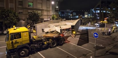 Un camión traslada parte del arco de San Mamés, la madrugada de este martes.