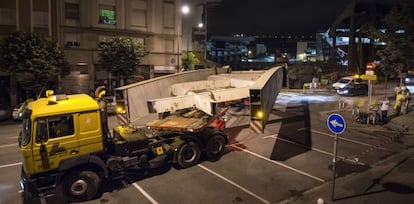 Un camión traslada parte del arco de San Mamés, la madrugada de este martes. 