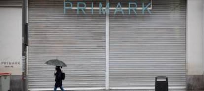 Una mujer pasa ante una tienda de ropa ubicada en la Gran Vía en Madrid. EFE/Chema Moya/Archivo