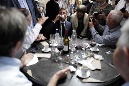 El presidente francés, Emmanuel Macron, durante un almuerzo con ciudadanos, en el pueblo de Martel (Francia) el pasado jueves.