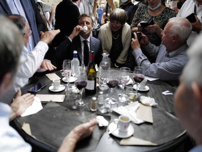 El presidente francés, Emmanuel Macron, durante un almuerzo con ciudadanos, en el pueblo de Martel (Francia) el pasado jueves.