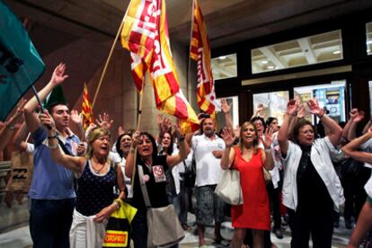 Protesta de los trabajadores sanitarios en el interior del Instituto Catalán de la Salud (ICS).