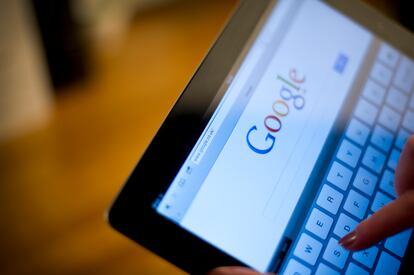 Una mujer realiza una búsqueda en Google.