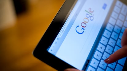 Una mujer realiza una búsqueda en Google.