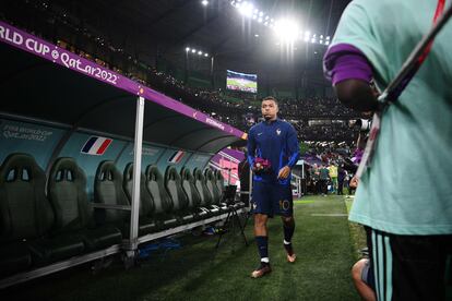 Kylian Mbappe, en el banquillo de Francia antes de enfrentarse a Túnez.  