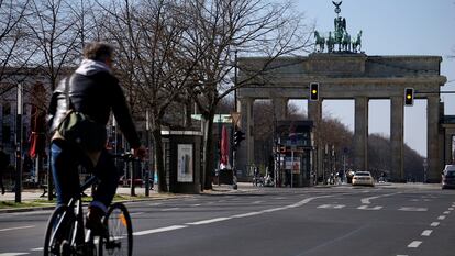 Un ciclista circula por el centro de Berlín junto a la puerta de Brandeburgo, el pasado martes.