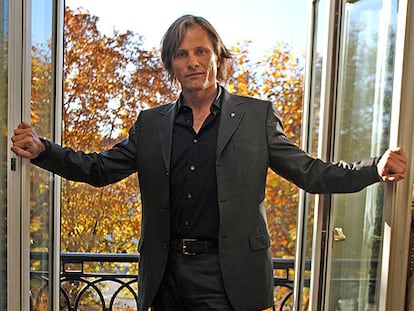 El actor estadounidense Viggo Mortensen ha publicado en su editorial Perceval Press una antología de poesía argentina en la que se recogen las obras de 22 autores. El que diera vida a personajes como Aragorn o Alatriste tiene una especial relación con Argentina, donde vivió desde los tres años hasta los 11. Mortensen tiene inquietudes artísticas y además de al cine se dedica a pintar, hacer fotografías, componer música y escribir, afición que le llevó a crear su propia editorial.