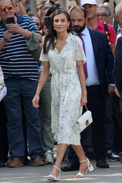 Fresca y cómoda. Así acudió Letizia Ortiz a la inauguración de la Feria del Libro de Madrid. Para hacer frente a las altas temperaturas que se están registrando en la capital, optó por un vestido camisero estampado de Hugo Boss, que combinó con sandalias de tacón sensato. 